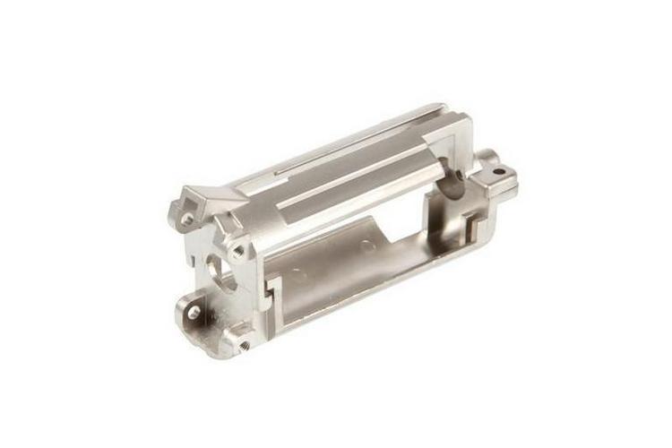 Vahvistettu moottorin häkki AK-sarjalle