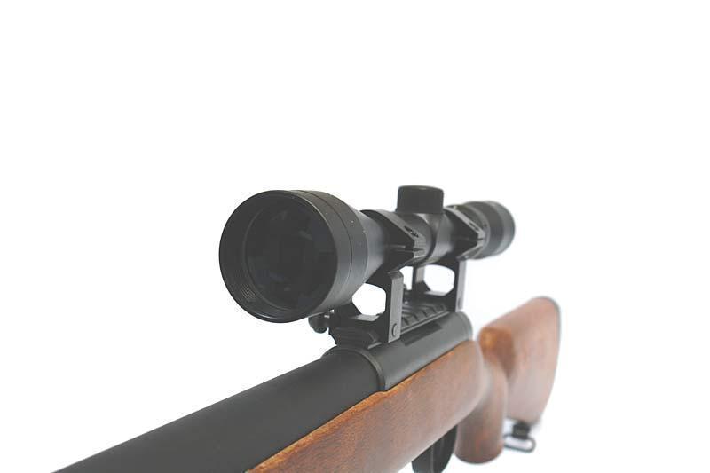 MB03EL pulttilukkoinen tarkkuuskivääri kiikarilla ja etujaloilla