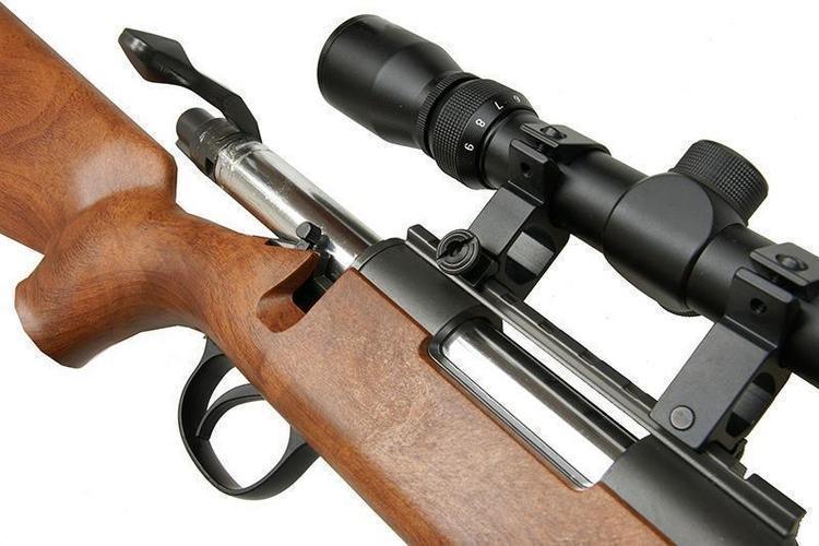 MB02H pulttilukkoinen tarkkuuskivääri kiikarilla, puuimitaatio