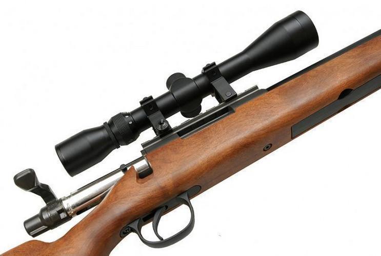 MB02H pulttilukkoinen tarkkuuskivääri kiikarilla, puuimitaatio