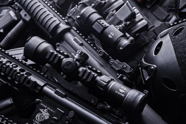 Battle puna-/viherpistetähtäin - musta