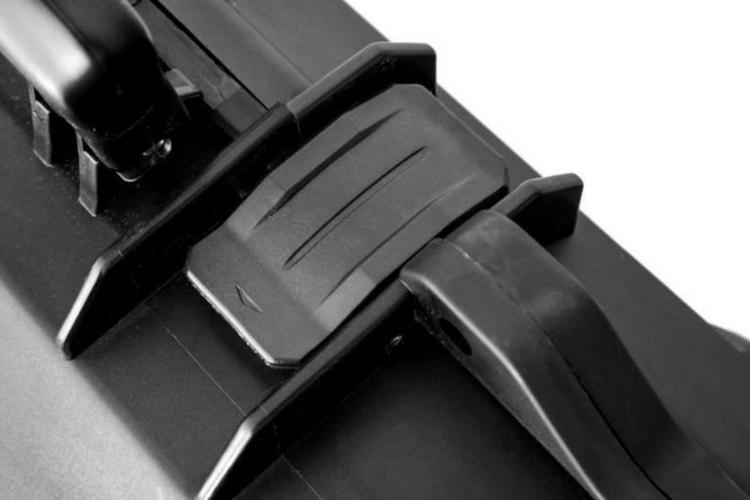 Kovamuovinen aselaukku